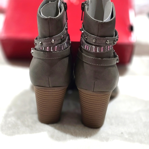 🆕️🆑 Jennifer Lopez Ankle Boots | Block Heel Leather Straps & Chains Details 9½ - Picture 6 of 14